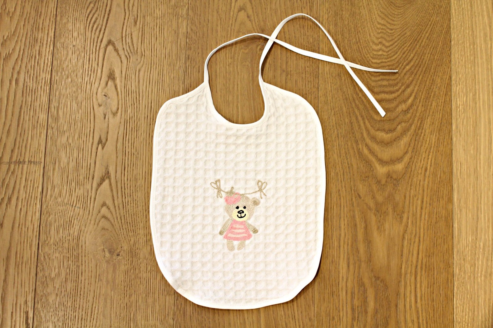 BIB WITH EMBROIDERY刺绣围嘴