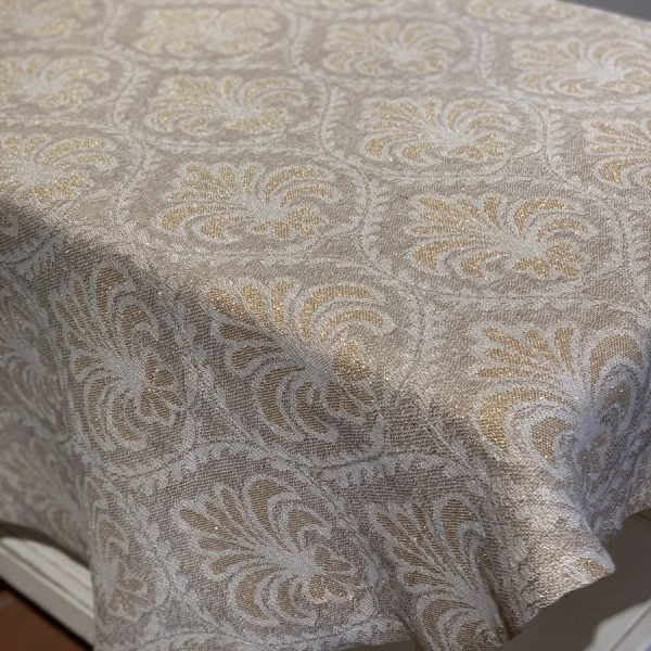 QUEEN OF SPADES LUREX ROUND GOLD TABLECLOTH WITH SIMPLE MACHINE BORDER.黑桃皇后卢勒克斯金色圆桌布 – 简单机器包边