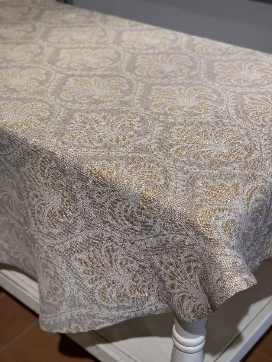 QUEEN OF SPADES LUREX ROUND GOLD TABLECLOTH WITH SIMPLE MACHINE BORDER.黑桃皇后卢勒克斯金色圆桌布 – 简单机器包边
