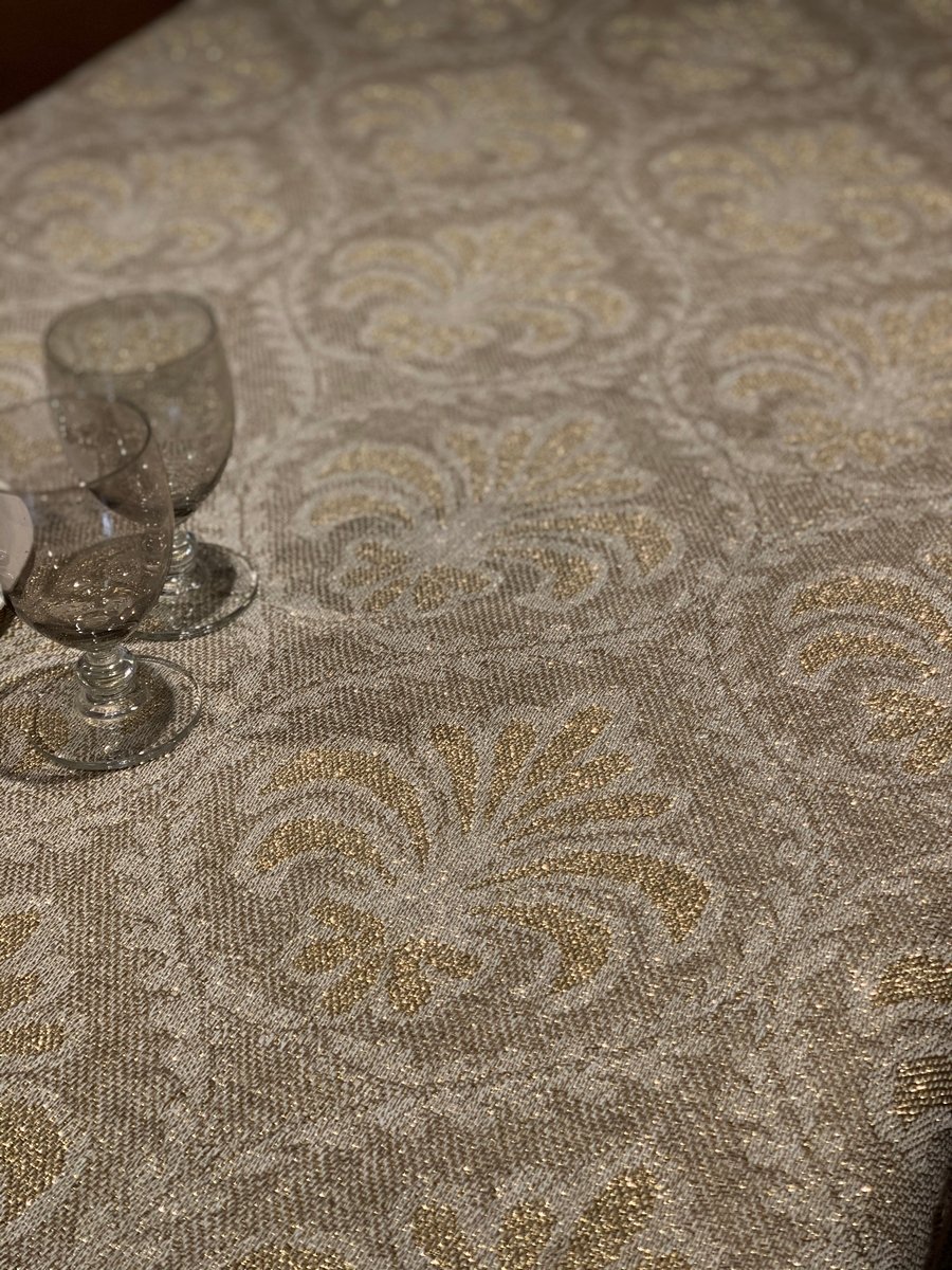 QUEEN OF SPADES LUREX ROUND GOLD TABLECLOTH WITH SIMPLE MACHINE BORDER.黑桃皇后卢勒克斯金色圆桌布 – 简单机器包边 - immagine 3