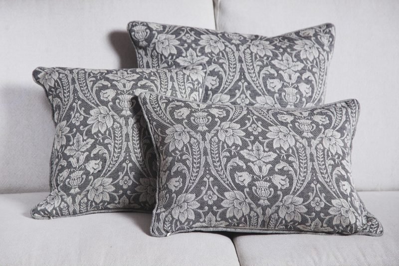 DONNA DI COPPE 30X50 – CUSHIONS圣杯王后 60X60 – 靠垫 - immagine 2