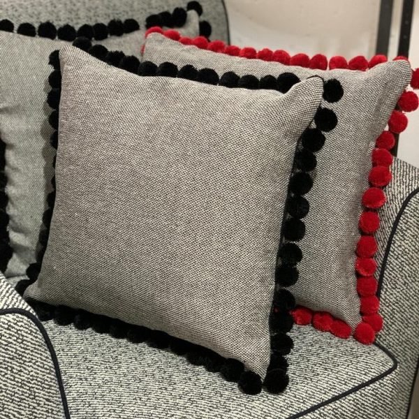 CUSHION WITH POM POM - ANTICO CASENTINO安迪科卡森帝诺-毛球坠靠垫